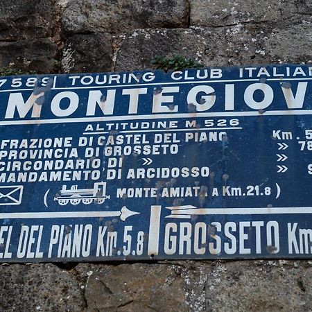Casa Angolo Cantina Nel Castello Montegiovi Bagian luar foto