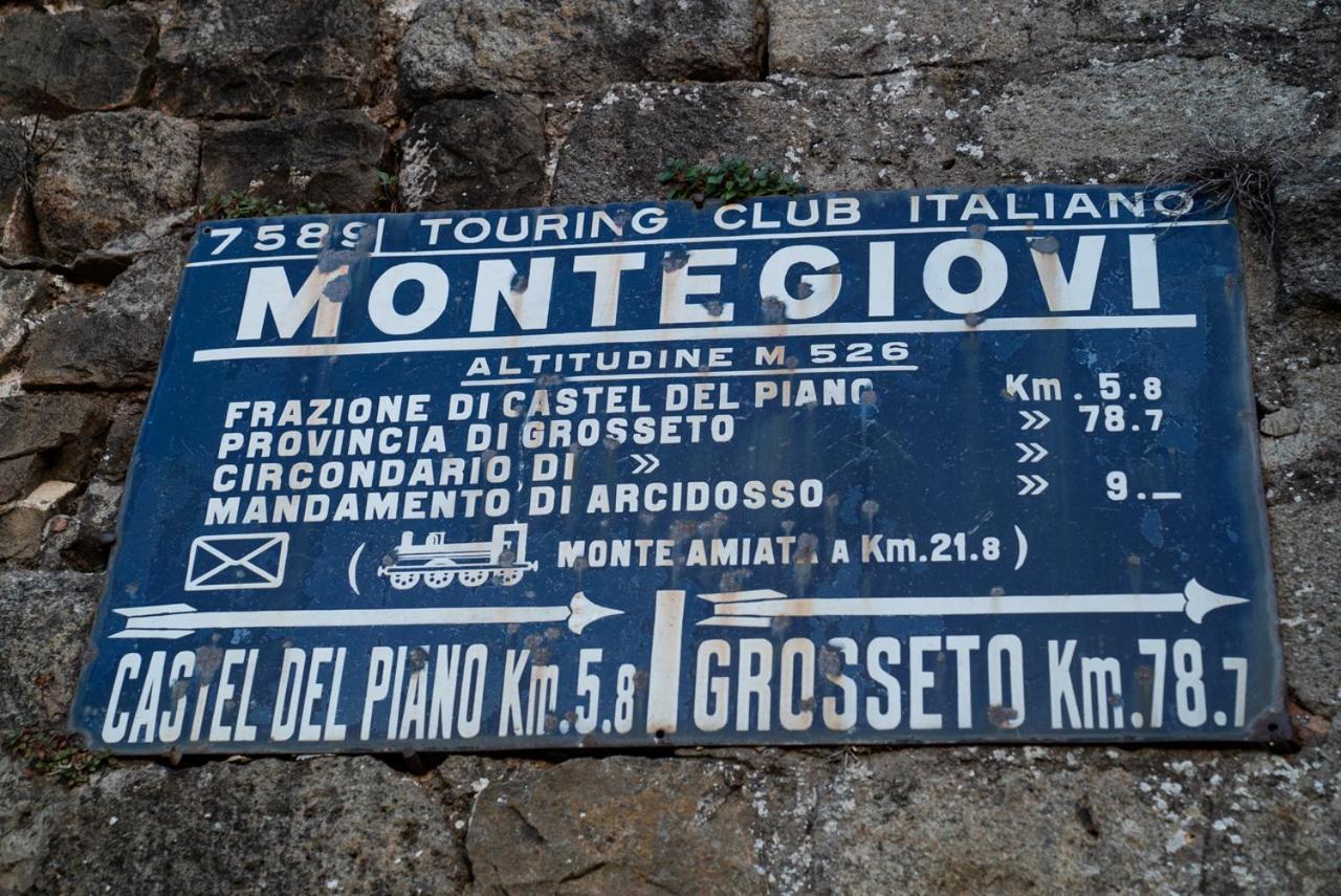 Casa Angolo Cantina Nel Castello Montegiovi Bagian luar foto