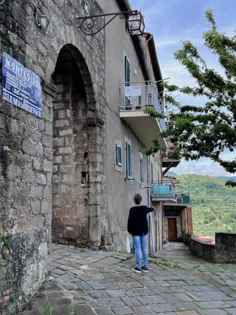 Casa Angolo Cantina Nel Castello Montegiovi Bagian luar foto