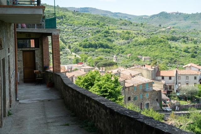Casa Angolo Cantina Nel Castello Montegiovi Bagian luar foto